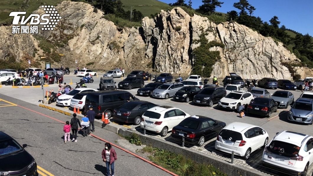 停車場爆滿!合歡山湧現中秋出遊潮 估午後車更多