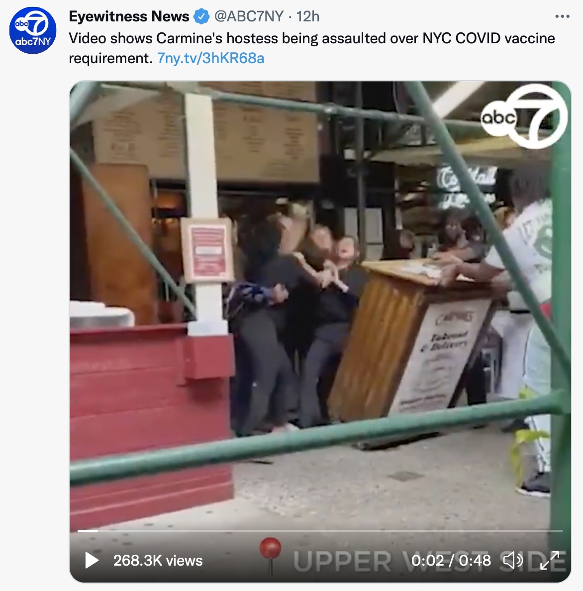 紐約市餐廳因為接種證明引發暴力衝突事件。(圖/翻攝自@ABC7NY推特)