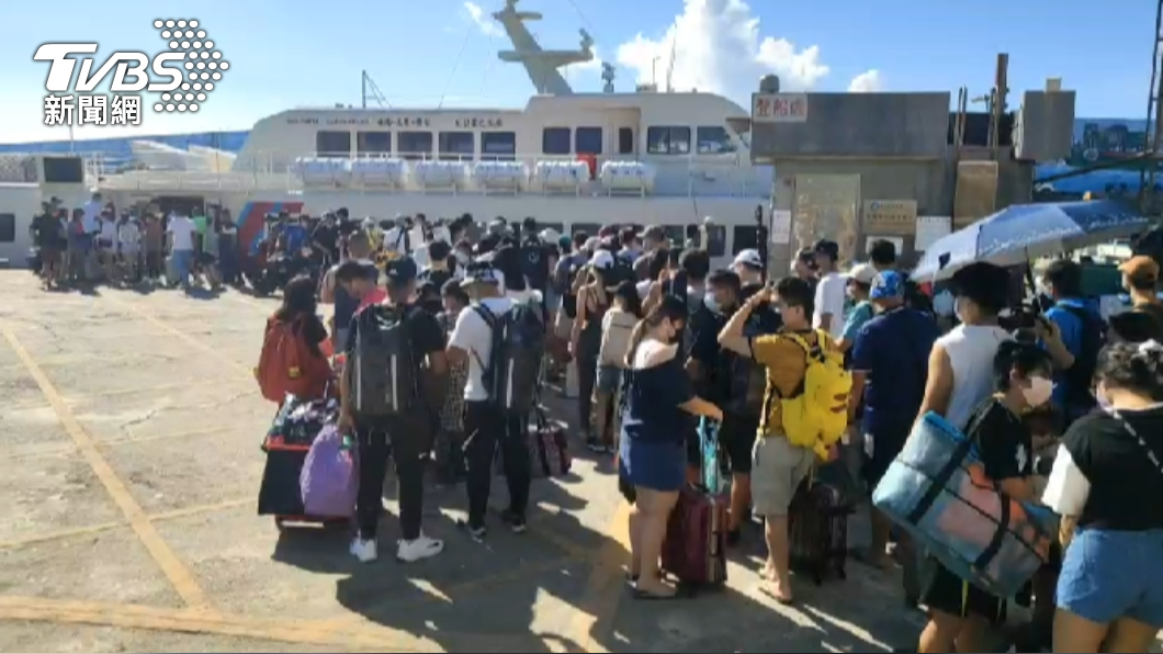 開心放連假!3千人擠爆綠島 宜蘭外澳狂見比基尼