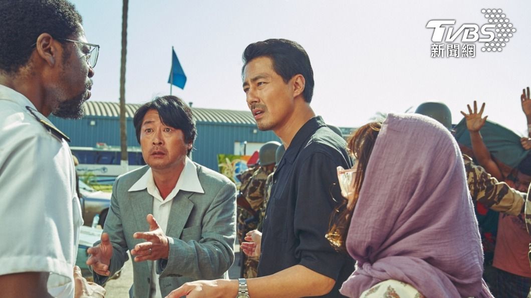 趙寅成在《逃出摩加迪休》中飾演駐索馬利亞南韓大使館的參事官。(圖/車庫娛樂提供)