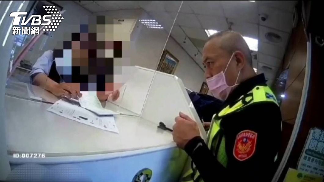 員警接獲行員報案到場釐清。（圖／TVBS）