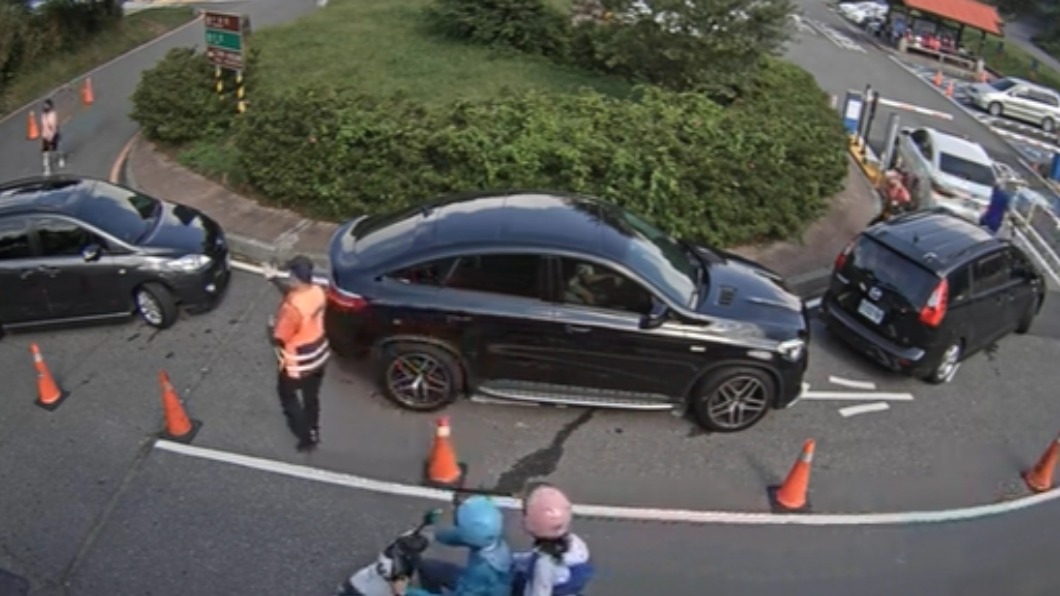 陽明山二子坪停車場一位難求。（圖／翻攝自即時影像監視器）