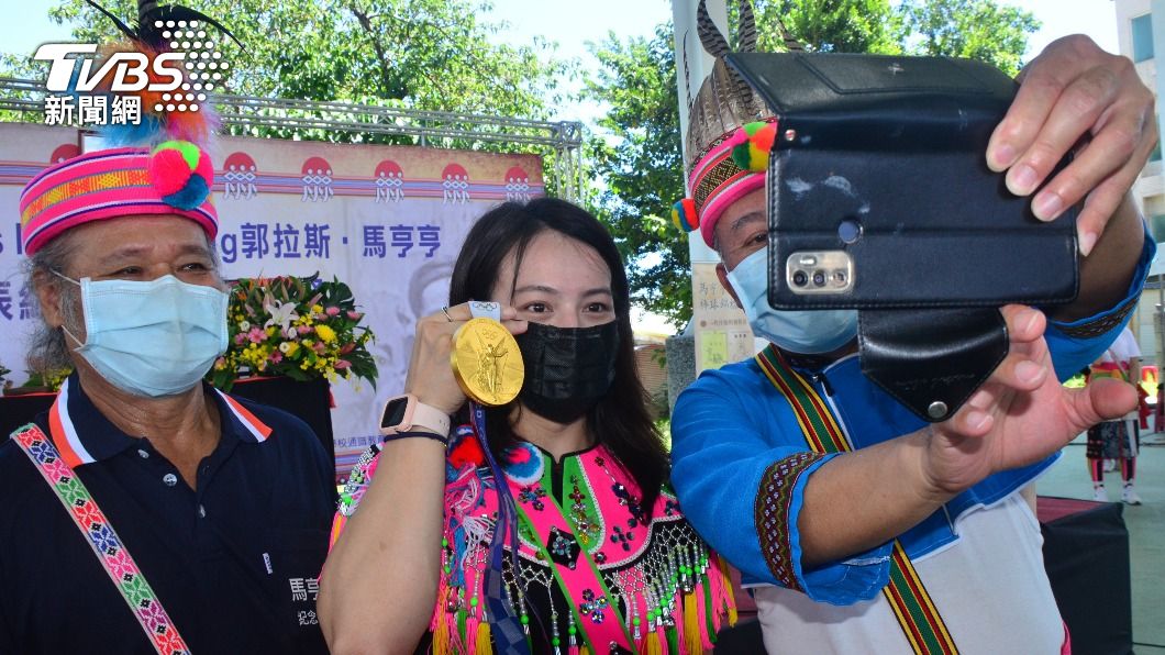 郭婞淳和部落分享奧運金牌 母語問候長輩驚呼標準