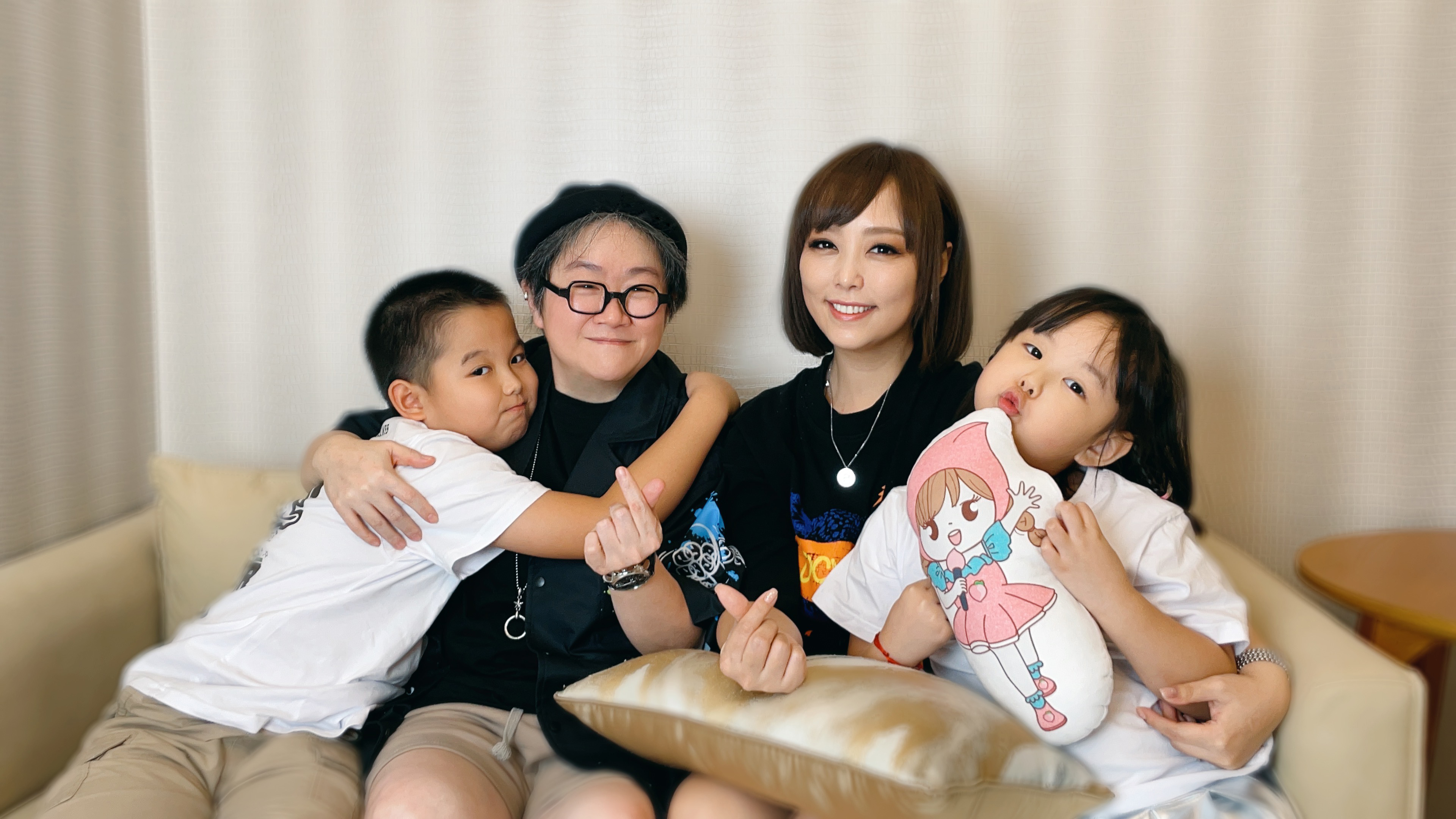 小蜜桃姐姐朱安禹帶兒女接受《幕前幕後偷偷看》主持人toto專訪。（圖／幕前幕後偷偷看節目提供）