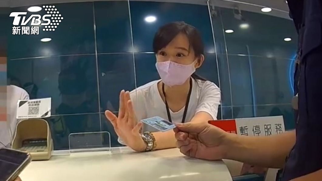 許姓襄理有著鵝蛋臉還有一雙大眼睛,被形容長得像是藝人曾愷玹。(圖/TVBS)