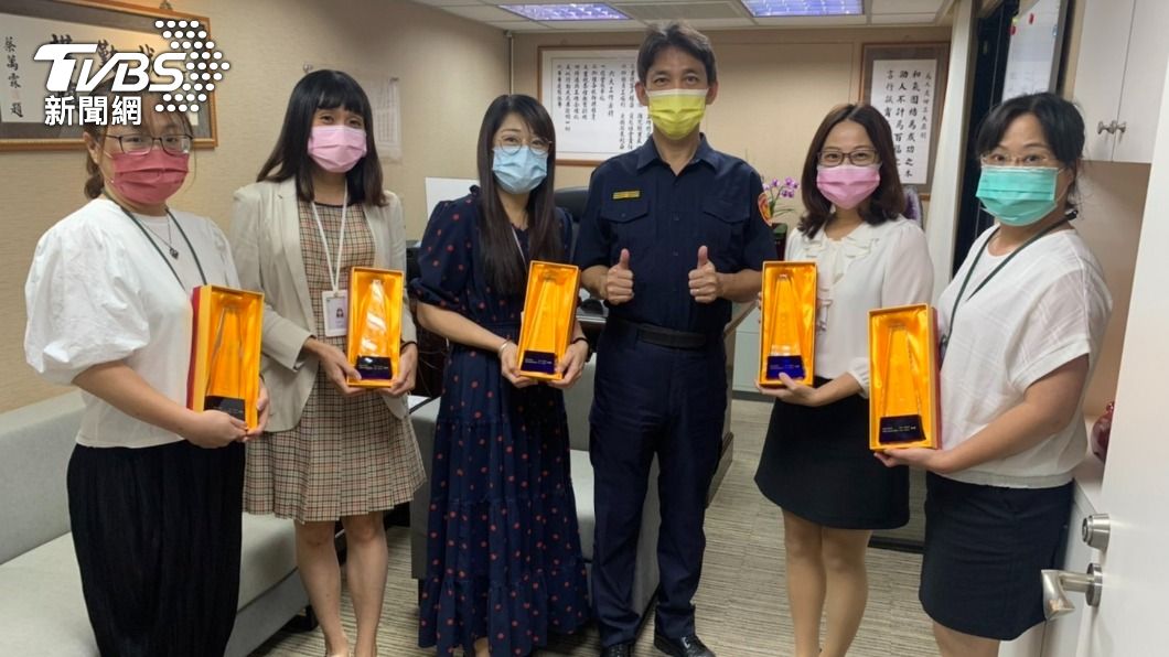 土城分局長特地到銀行感謝第一線阻詐的行員。(圖/TVBS)