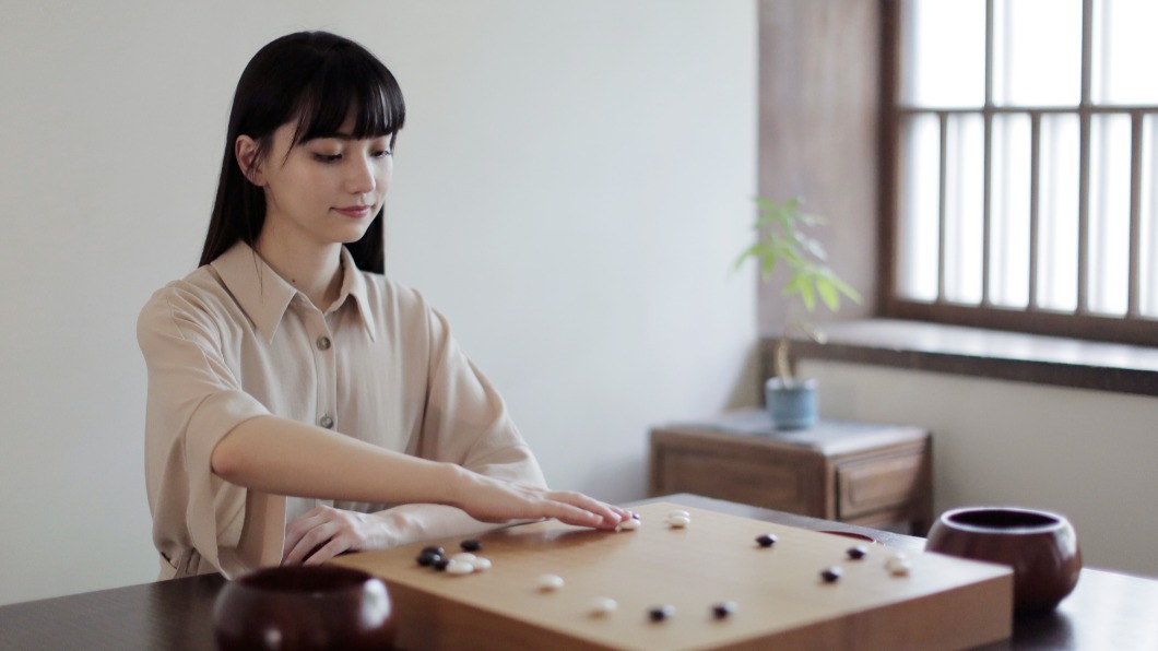 黑嘉嘉開班授課了!「親自教導圍棋」網友美夢成真嗨爆