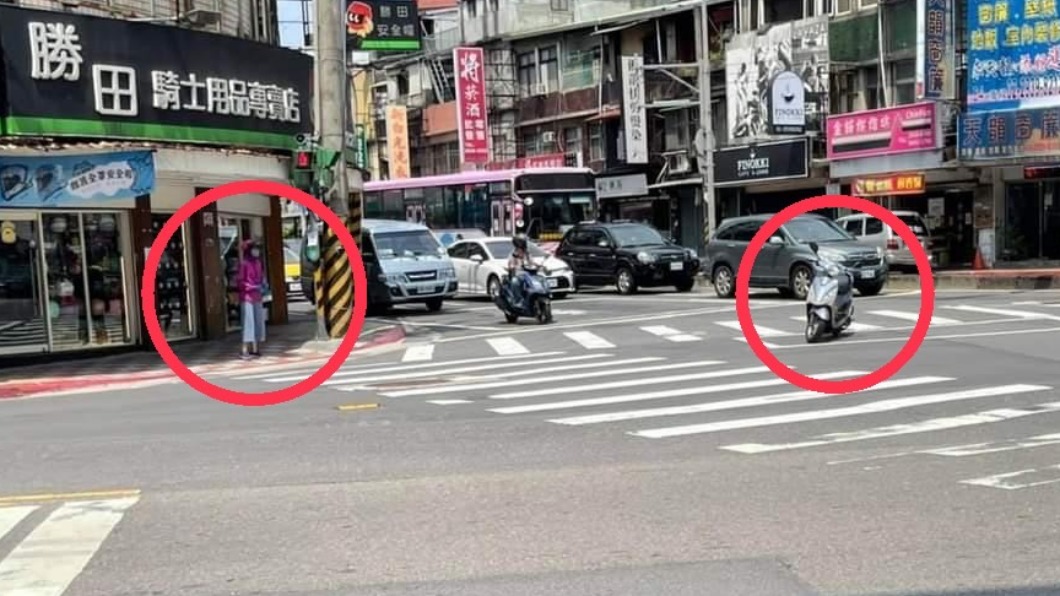 機車族躲太陽!車停待轉格、人到騎樓陰暗處 民眾看傻眼