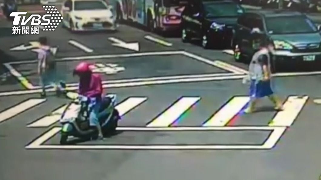 綠燈前騎士走回騎車發動。(圖/TVBS)