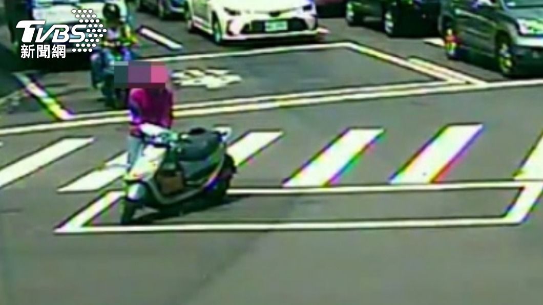 騎士把車停在待轉格後拎著包包熄火下車(圖/TVBS)