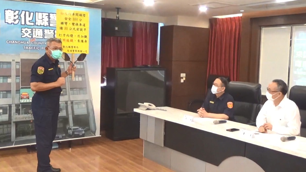 交警嗶嗶哥自製教材順口溜、紅燈下開講 有洋蔥...
