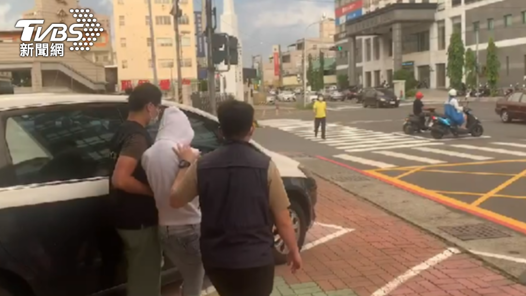 林女身上一共背了17條通緝,躲旅館遭警方逮捕。(圖/警方提供)