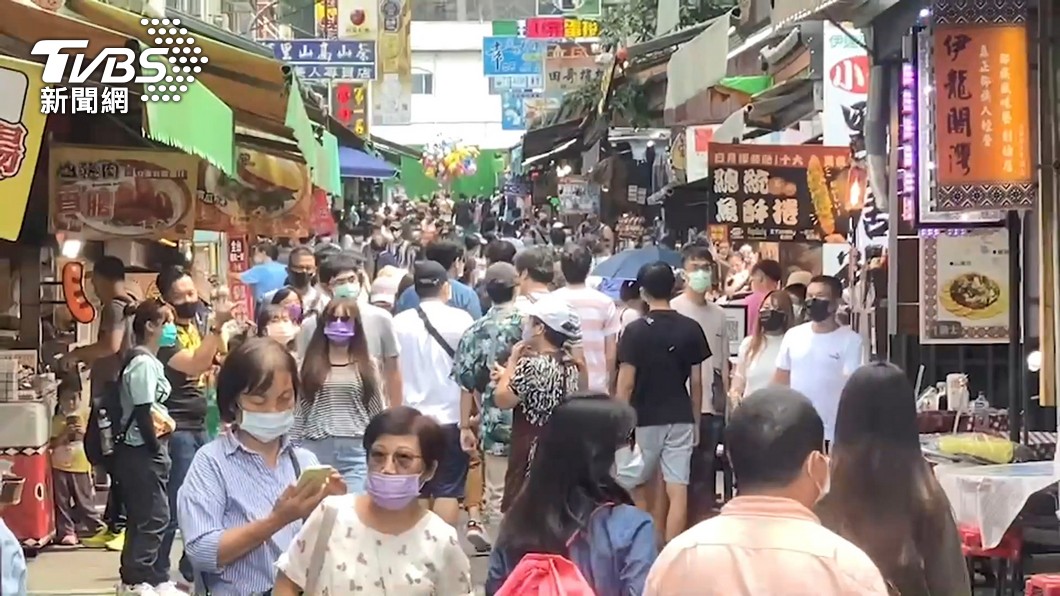 日月潭湧入人潮。(圖/TVBS)