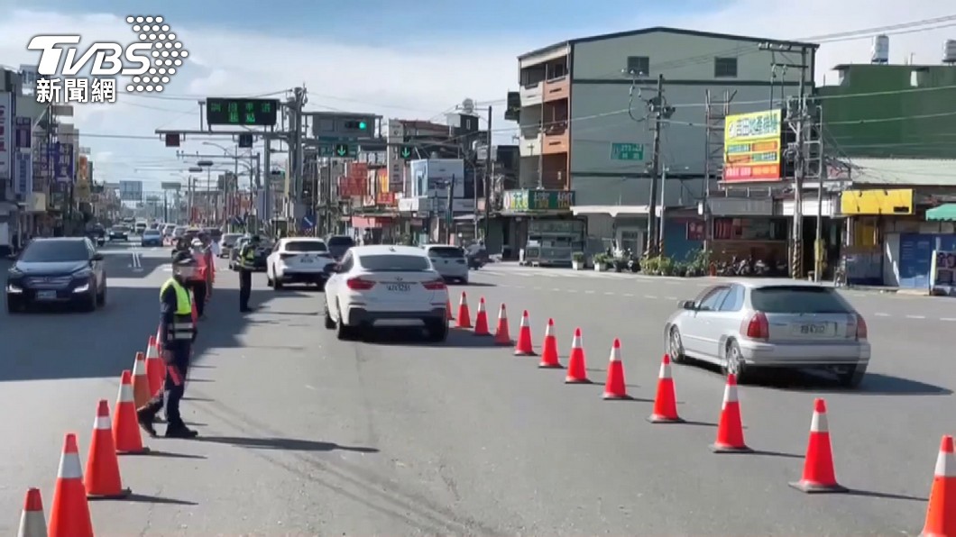 警方將在各易壅塞路段及觀光景點，視交通狀況實施車輛分流及替代道路措施。（圖／TVBS資料畫面）