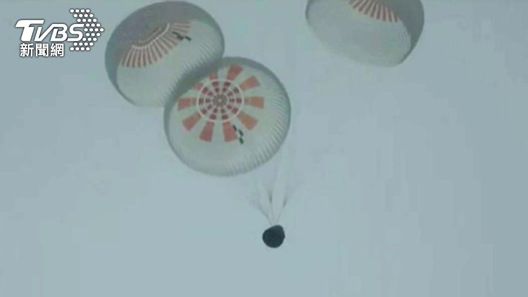 「堅韌號」自空中落入海中。(圖/AP)