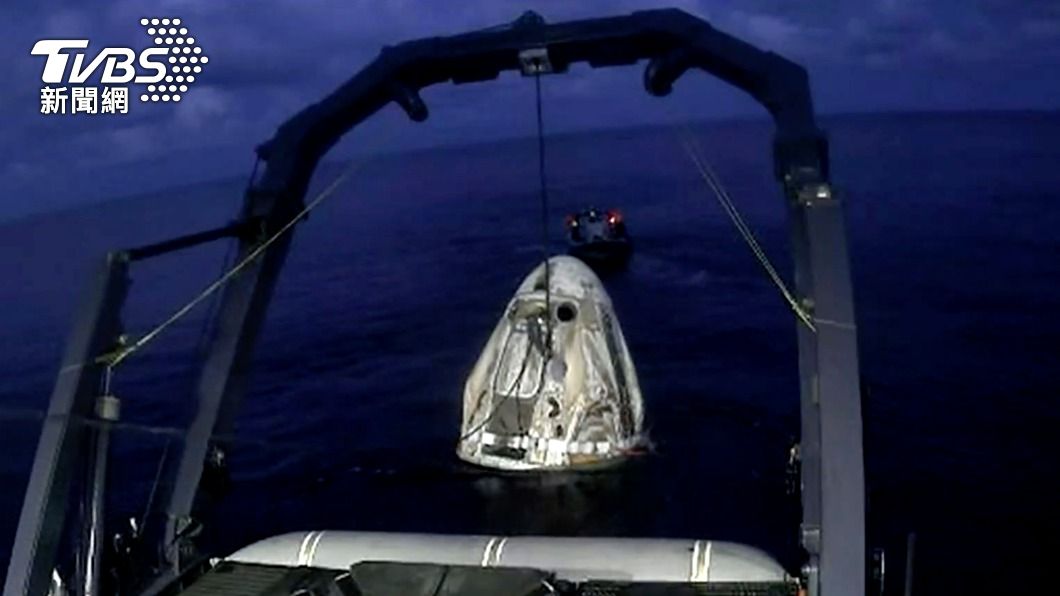 「堅韌號」被吊掛回SpaceX的回收船上。(圖/AP)