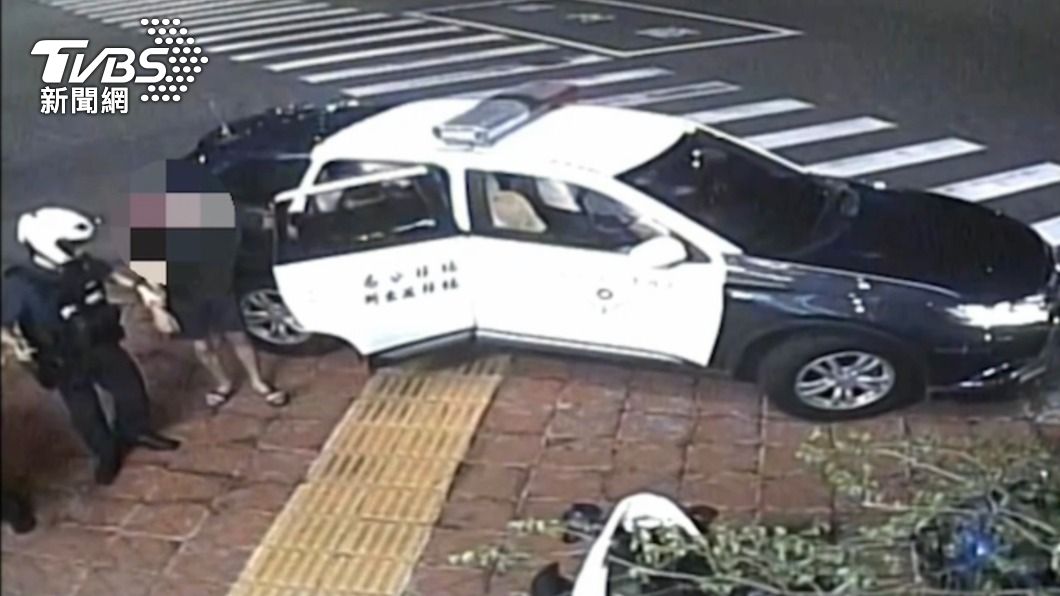 員警將其帶回所裡並移送。（圖／TVBS）