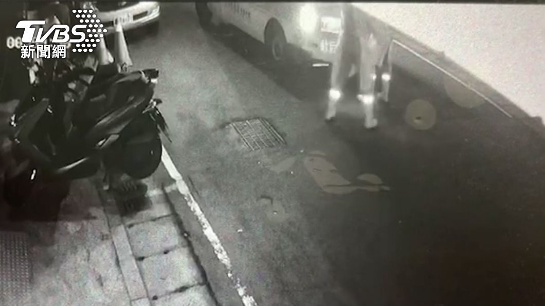 救護車趕到現場將鄭男送醫。(圖/TVBS)