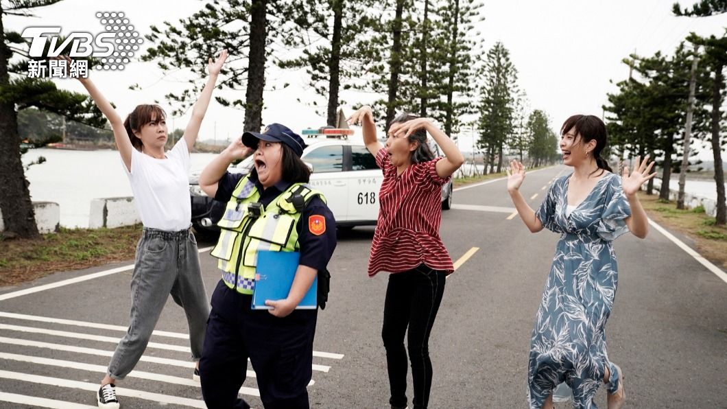 鍾欣凌飾演公路警察。(圖/華視、CATCHPLAY提供)