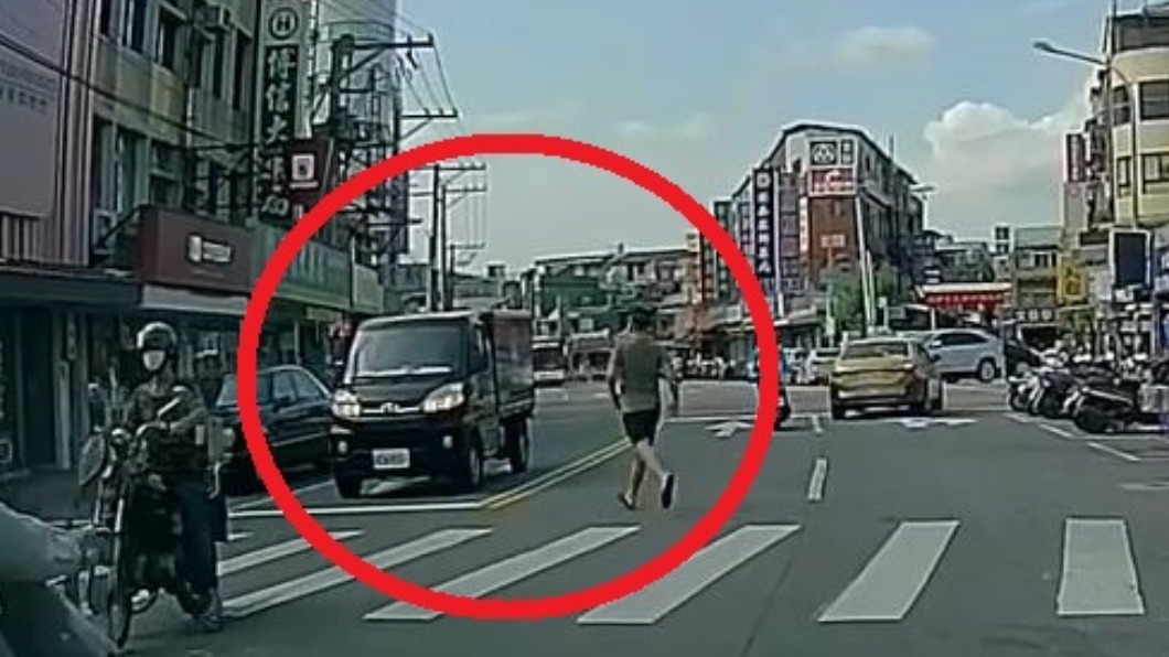 小貨車停在路中央。（圖／民眾韓先生提供）