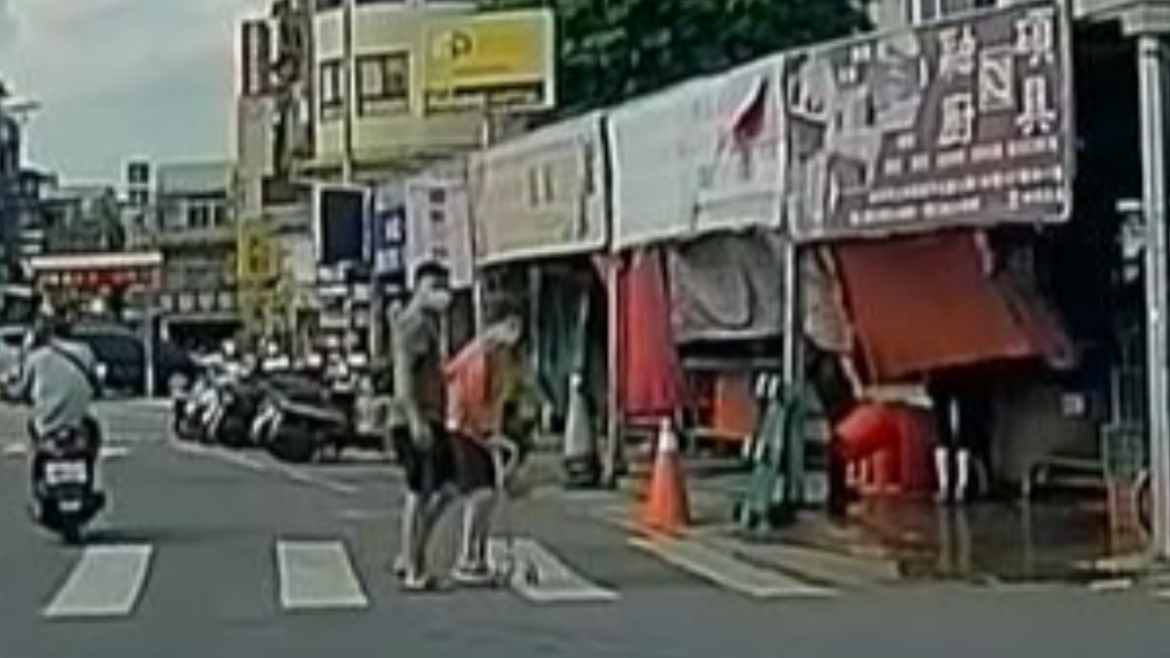 小貨車駕駛攙扶行動不便老人家過馬路。(圖/民眾韓先生提供)
