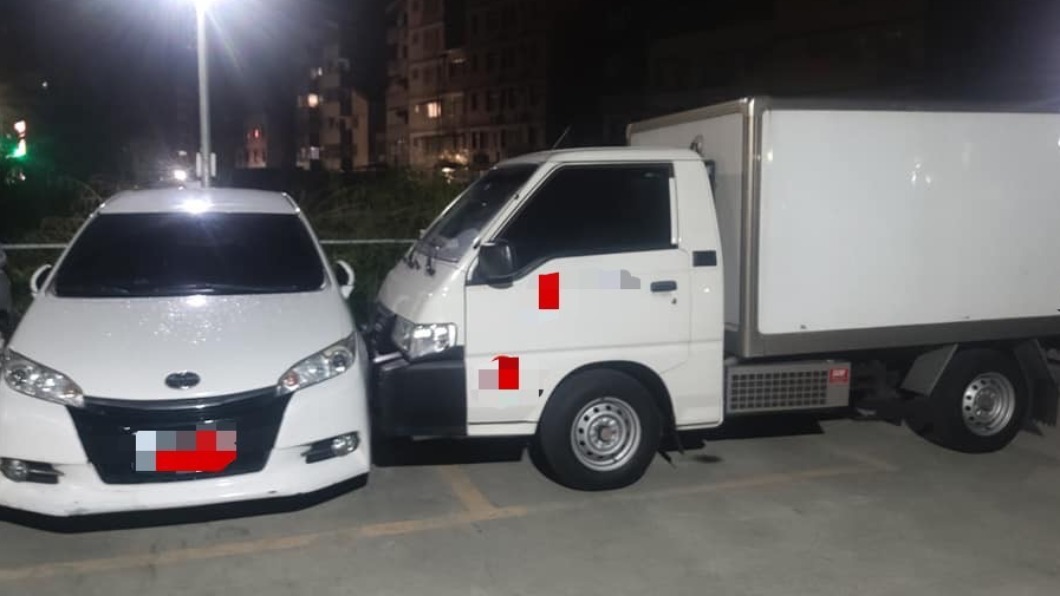 貨車緊貼車門轎車駕駛傻眼!走近一看怒了只因「手煞車」