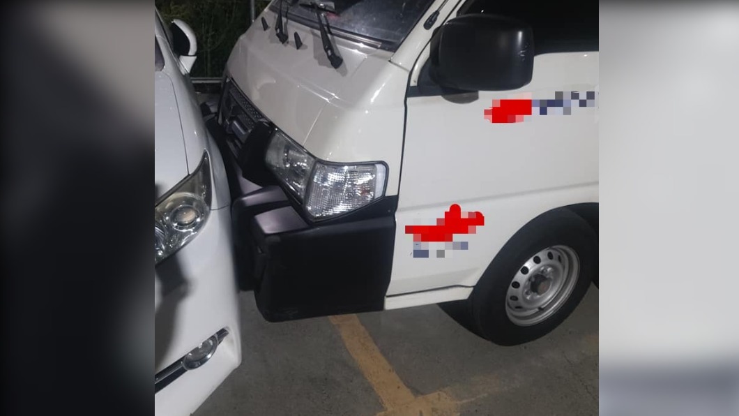 小貨車撞擊轎車。(圖/翻攝自汐止集團 臉書)