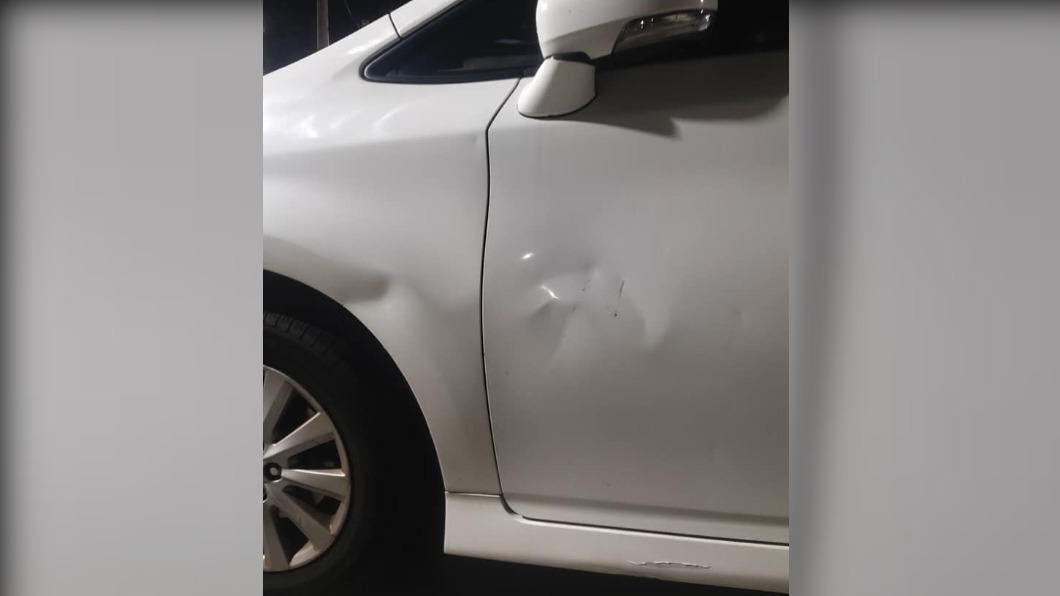 轎車板金凹陷。(圖/翻攝自汐止集團 臉書)