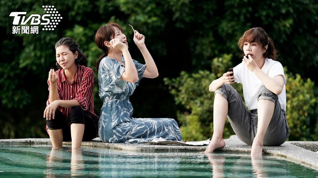 于子育、天心、謝盈萱在《俗女養成記2》展開一段療傷公路旅行。（圖／華視、CATCHPLAY提供）