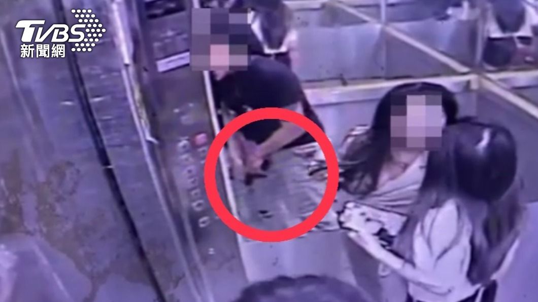 「欸妳看我有槍!」醉漢向女友炫耀 警察在你後面非常火