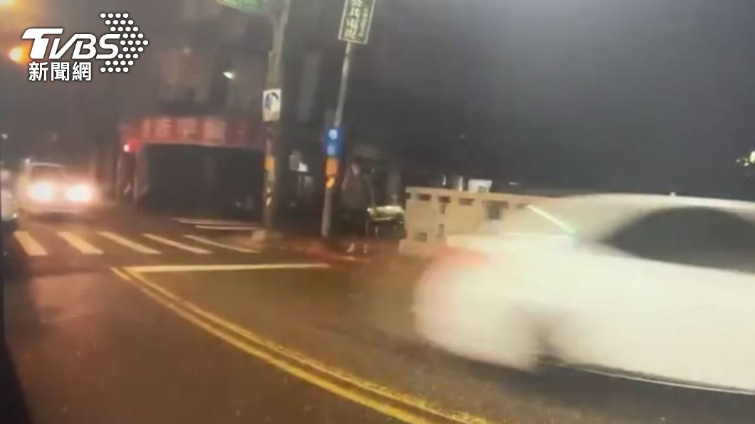 嫌犯共10多人,見警開車逃逸。(圖/TVBS)