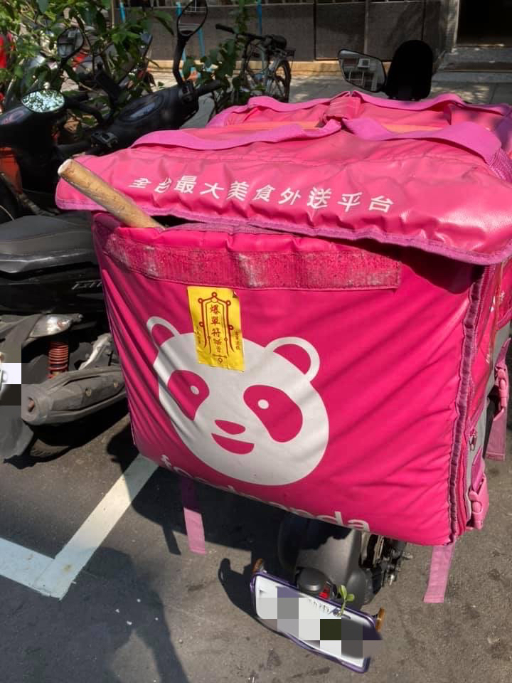 牛蒡長到無法完整放入外送後背包。(圖/翻攝自外送員的奇聞怪事臉書)