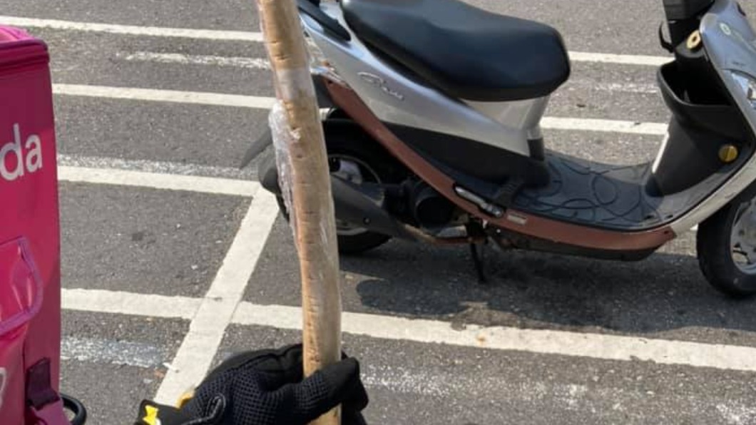 遇客點牛蒡曝驚人長度!外送員滿臉尷尬:真的塞不進去