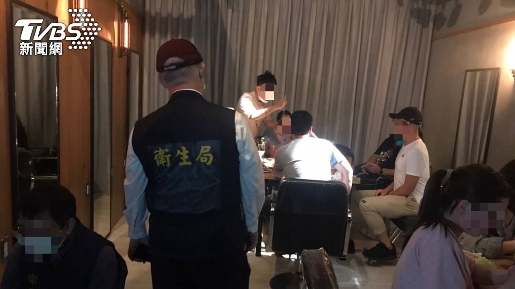 衛生局人員測量發現二氧化碳濃度相當高。(圖/TVBS)