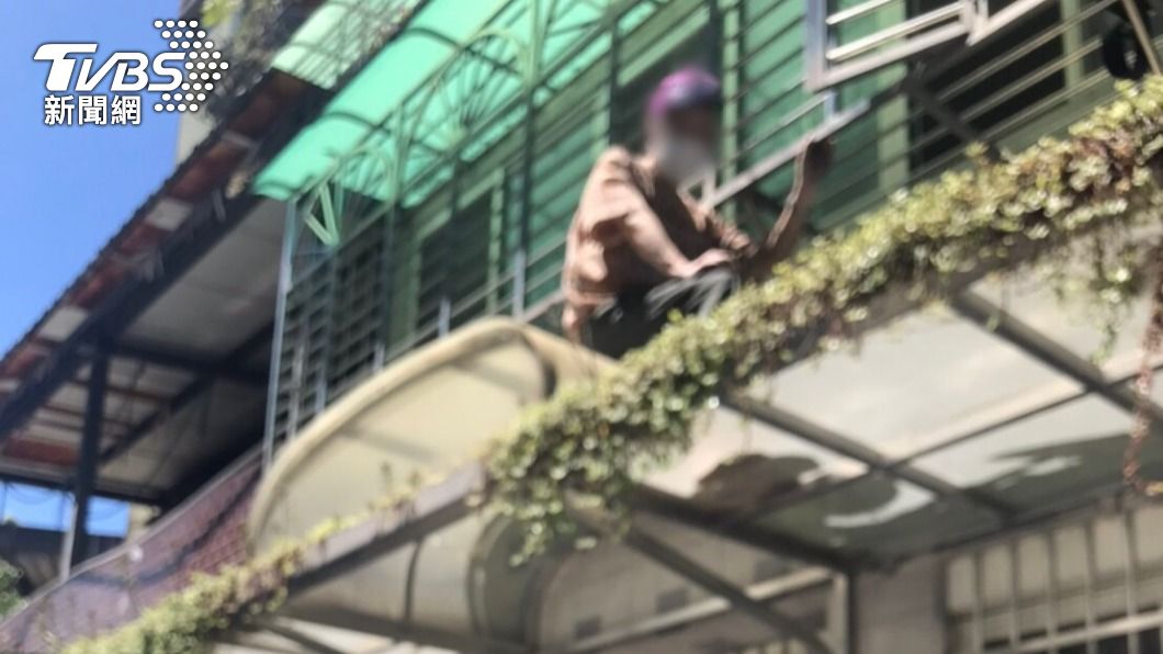 7旬翁忘帶鑰匙竟想爬窗回家 卡二樓遮雨棚動彈不得警救援