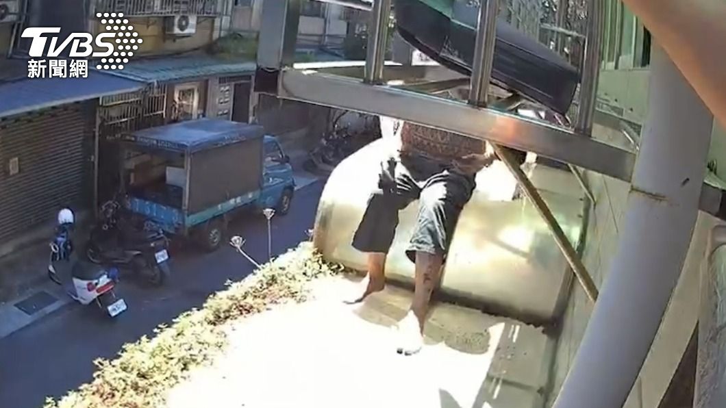 員警到場時老翁還坐在遮雨棚上。(圖/TVBS)