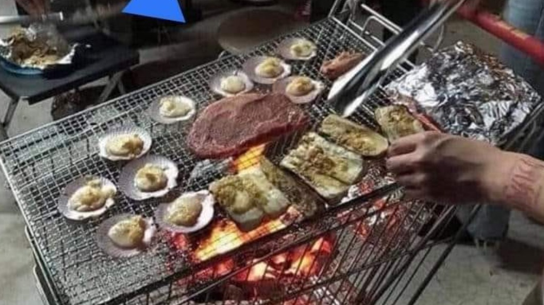 真有才!他大搞噱頭獨創烤肉車 網虧:地攤跑警察的Fu