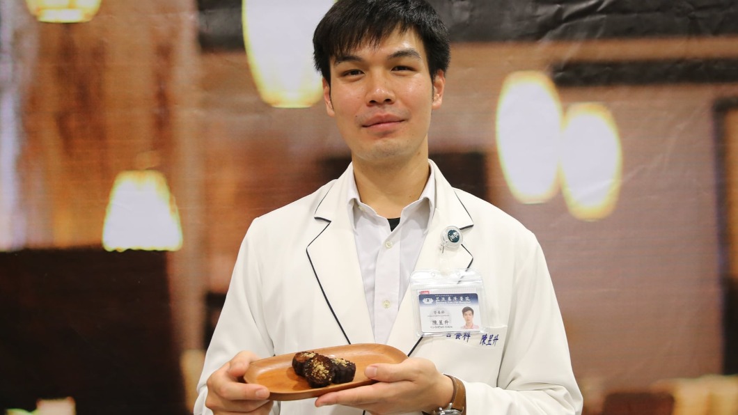 營養師陳昱升表示,會研發「忘憂芭娜娜」月餅,主要是舒緩因防疫而感受到身心極大壓力。(圖/翻攝自花蓮慈濟醫院臉書)