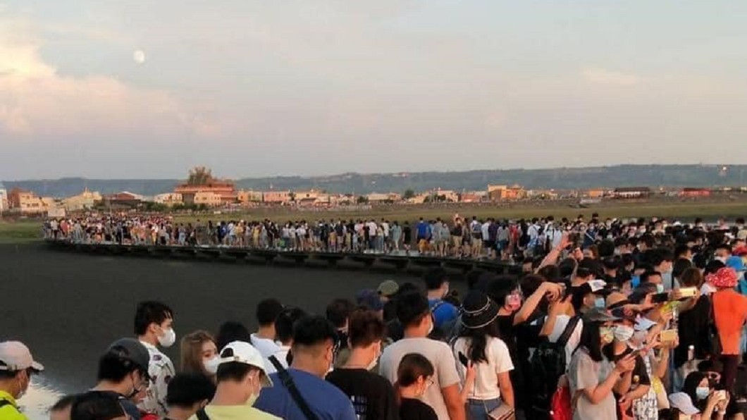 高美濕地擠爆「人形蜈蚣」現況曝 網怕爆:2週後見真章