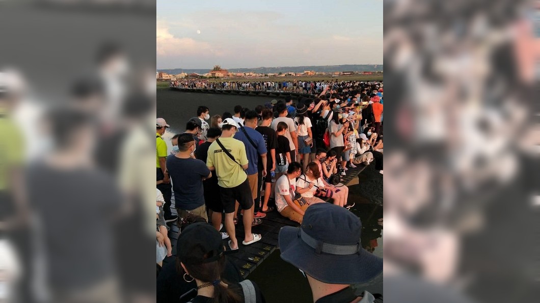 高美濕地木棧道擠了大量人潮。(圖/翻攝自爆廢公社二館)