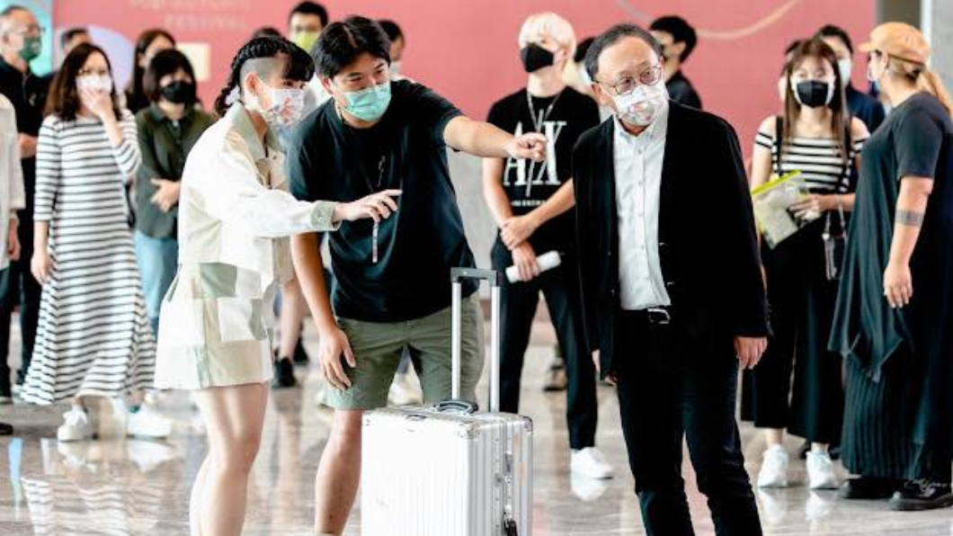 戴資穎趁著中秋連假與劇組趕拍廣告。(圖/翻攝自史哲臉書)