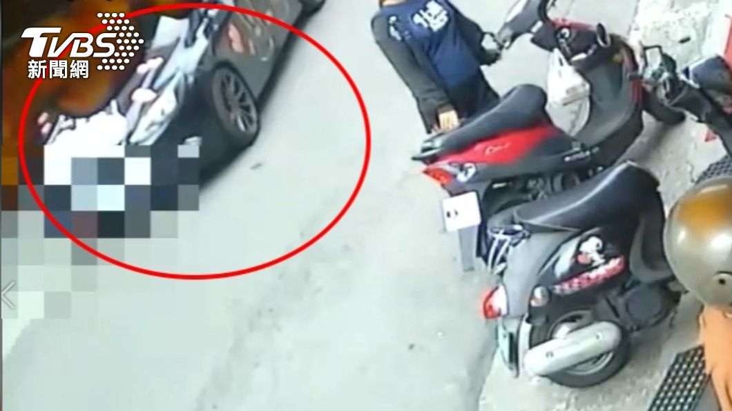 張嫌駕車逃離現場。(圖/TVBS)