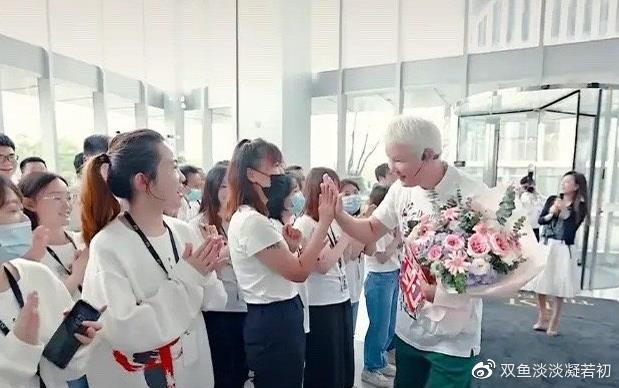 張庭帶領百位員工幫林瑞陽慶生。(圖/翻攝自微博)
