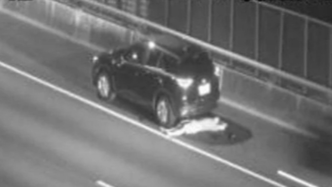 扯爆！中秋狂歡喝酒開上國道　醉漢睏了竟下車躺路肩昏睡