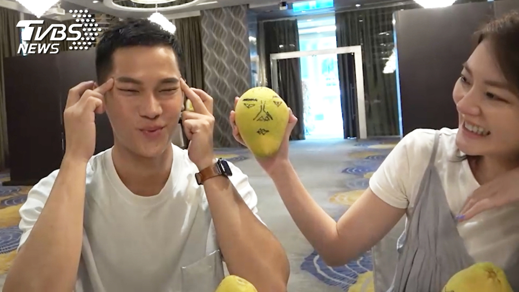 梁瀚名學起鯰魚哥畫他震驚的表情。圖TVBS
