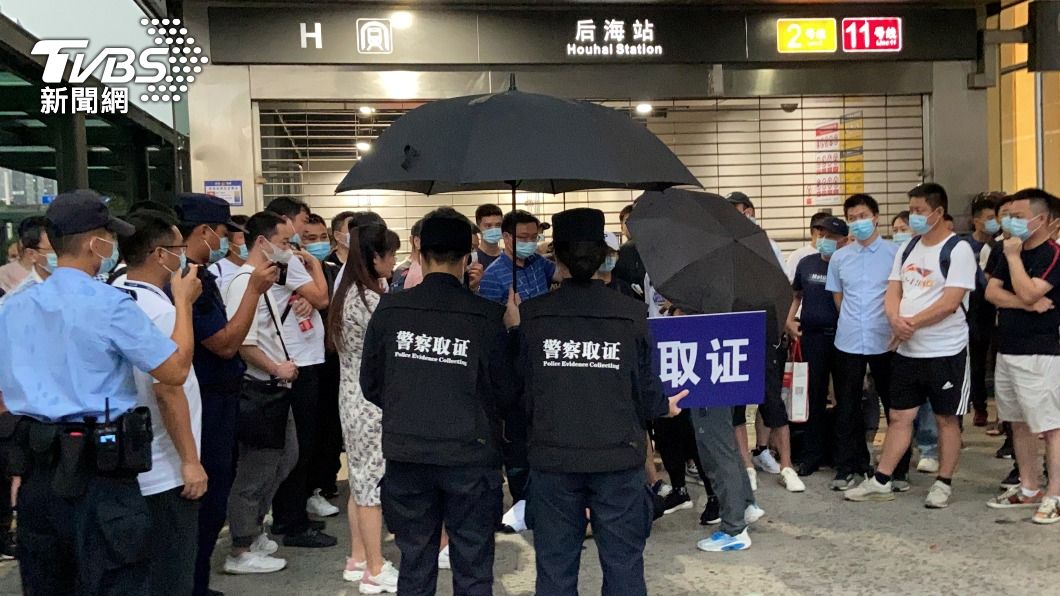 投資人在恆大公司外抗議。(圖/達志影像路透社)