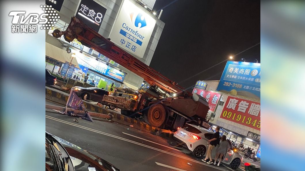吊車故障衝撞分隔島 路燈斷砸2車交通大打結