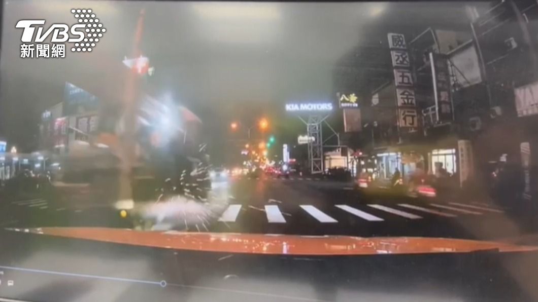 撞擊瞬間。(圖/TVBS)