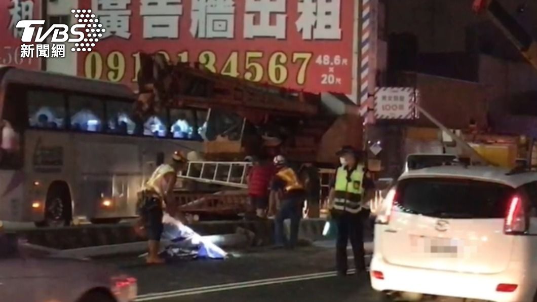 警方也通知相關單位前來排除。(圖/TVBS)