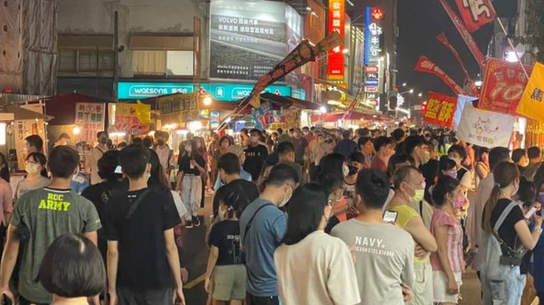 嘉義夜市人潮擠爆畫面曝！網憂「過完中秋直接升三級」